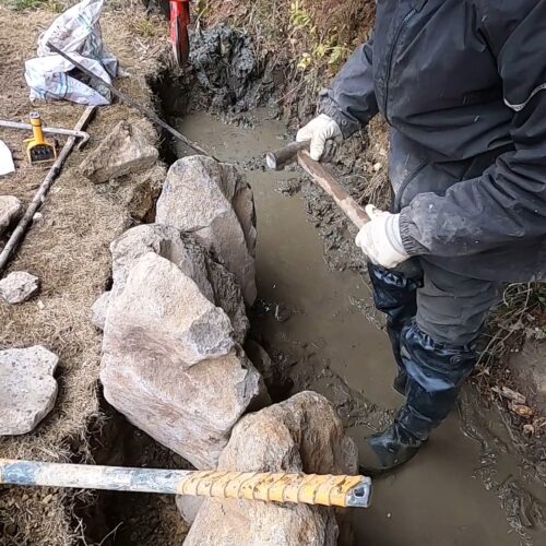 水の中で組む護岸石組